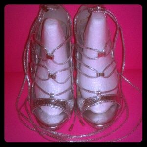 SZ 7 CAPE ROBBINS SILVER STRAPPY HEELED SANDALS 👡